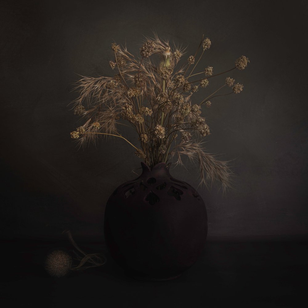 Mørkt botanisk arrangement af Cicek Kiral