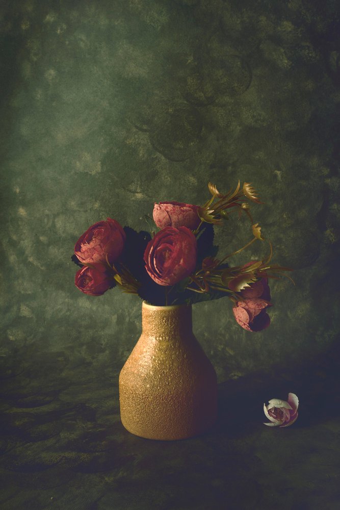 Mørkt blomsterstilleben af Cicek Kiral
