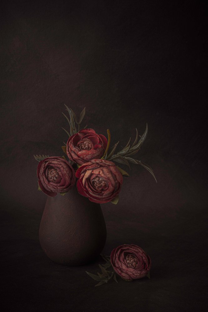 Mørkt blomsterstilleben af Cicek Kiral