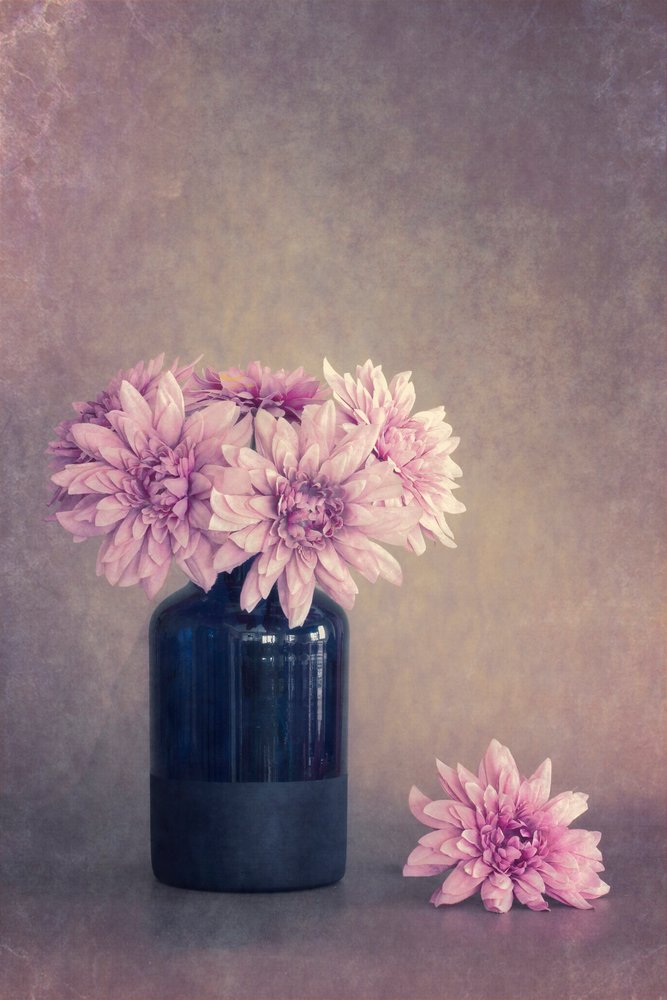 Blidt lyserødt blomsterstilleben af Cicek Kiral