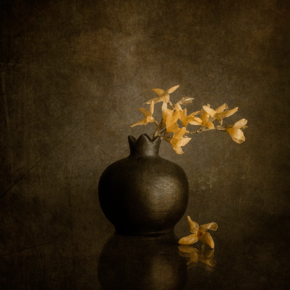Golden Blossoms mørk vase af Cicek Kiral