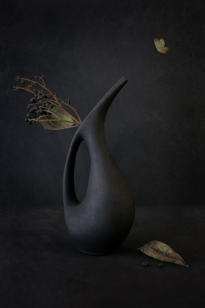 Minimalistisk sort vase af Cicek Kiral