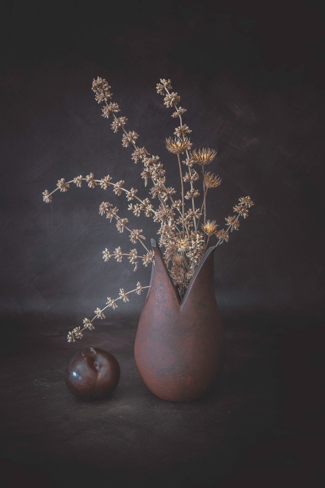 Stemningsfuldt blomsterstilleben af Cicek Kiral