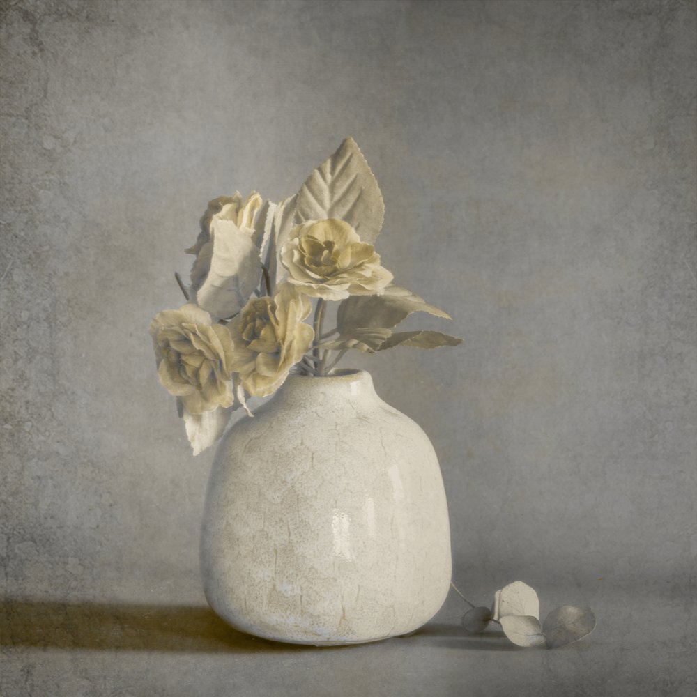Afdæmpet blomsterstilleben af Cicek Kiral