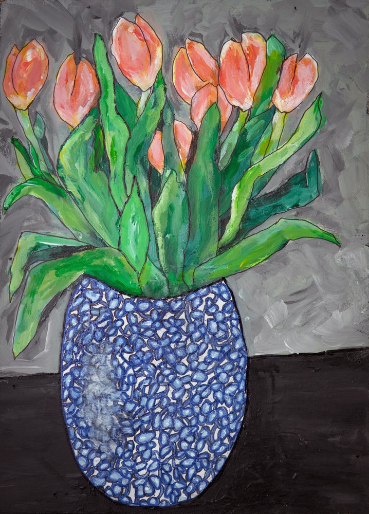Farvestrålende tulipaner i en blå vase af Dale Hefer & Family