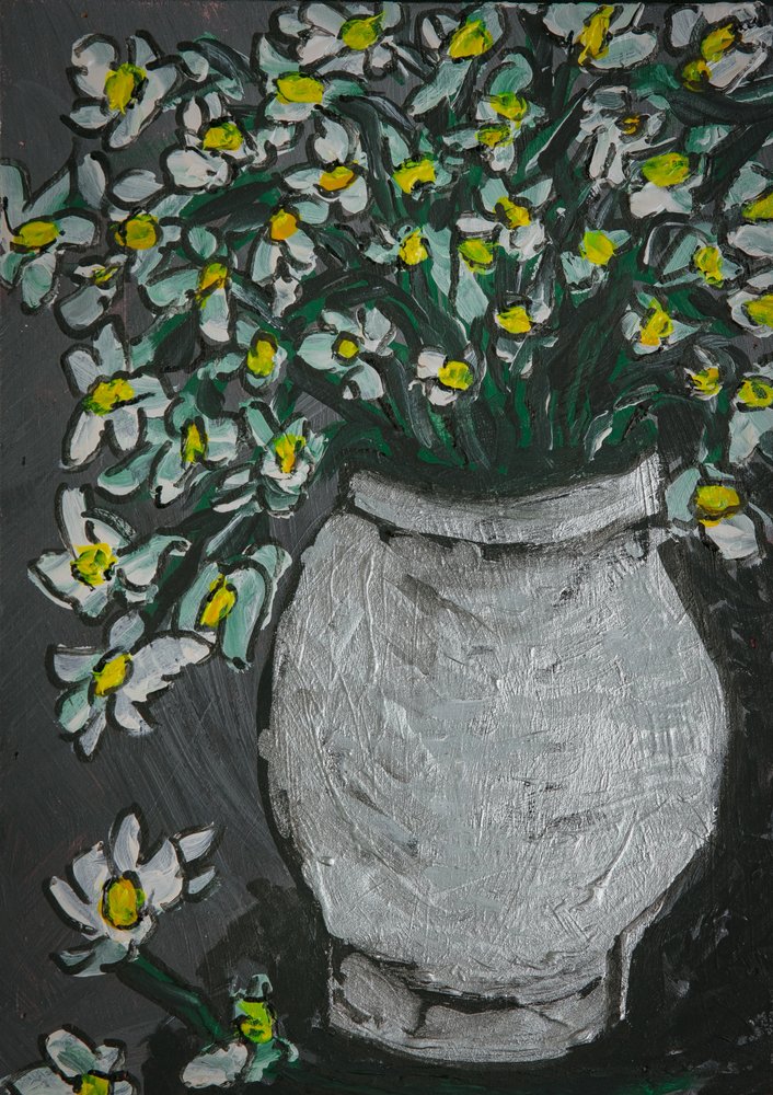 Hvide blomster i grå vase af Dale Hefer & Family