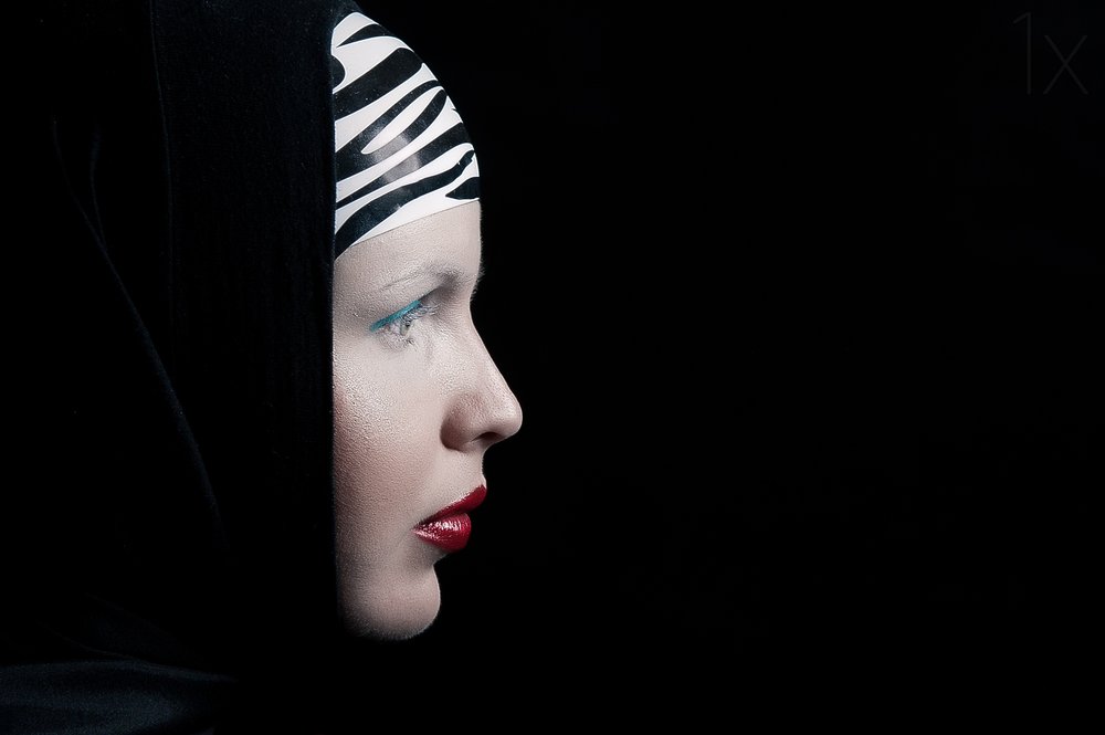 Profil på en mystisk kvinde af Denisa Justusová Šumcová