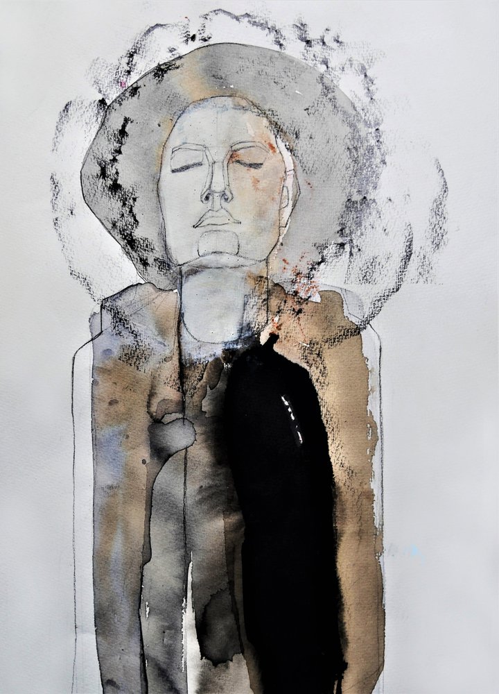 En kontemplativ figur med hat af Doris Schmitz