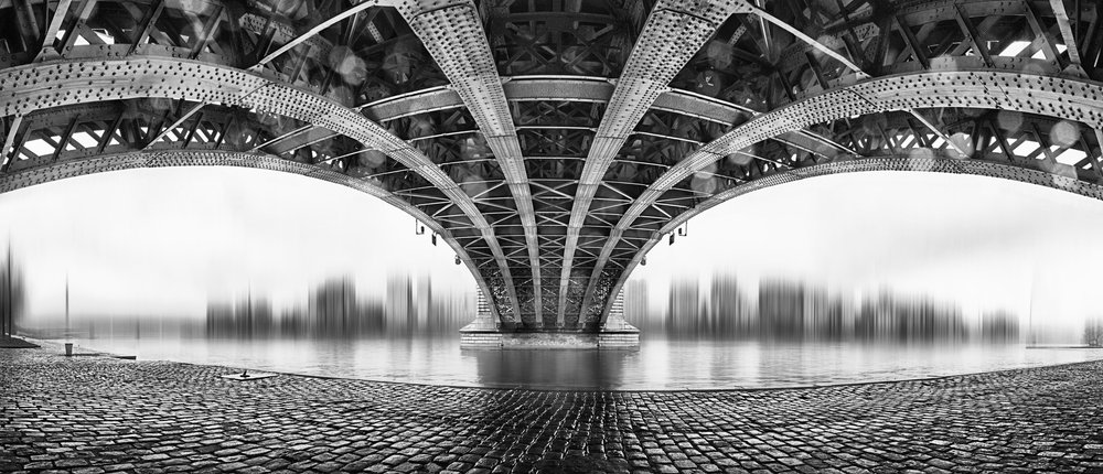Refleksioner fra en stålbro af EM-Photographies