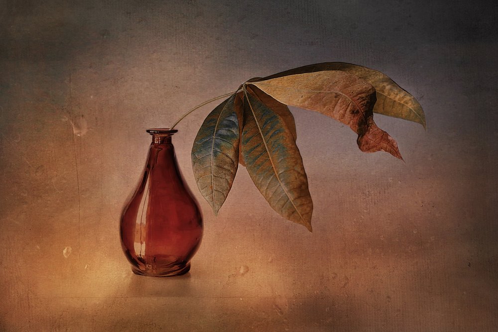 Rød vase med efterårsblade af Elena Arjona