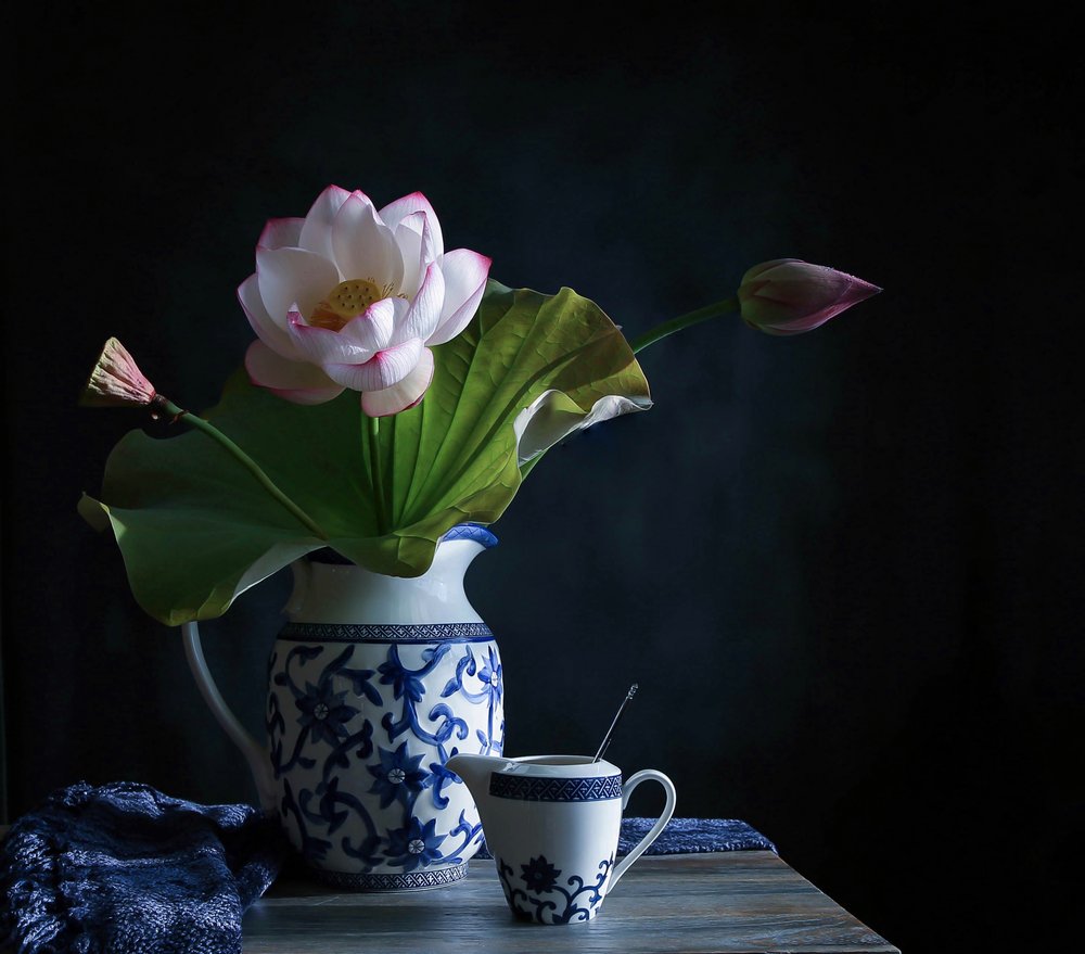 Fredfyldt lotus-arrangement af Fangping Zhou