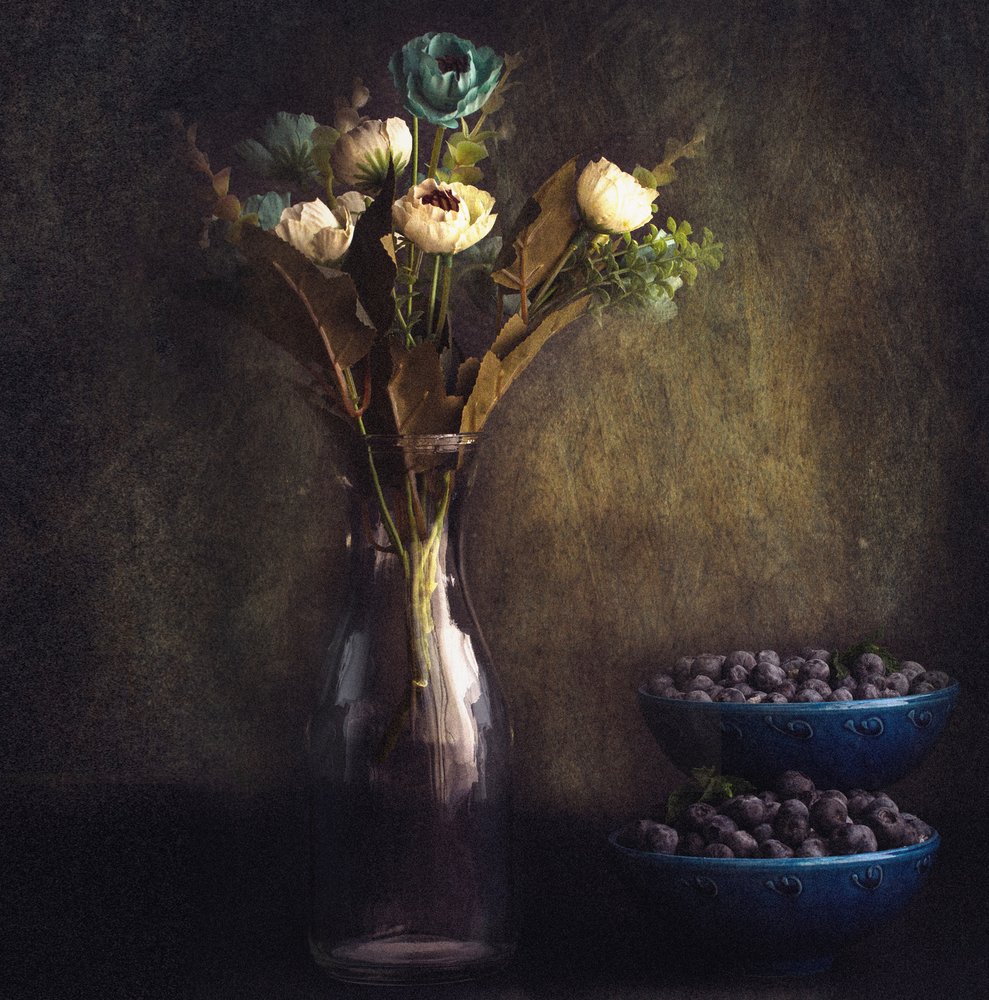 Stemningsfuldt stilleben med blomster og bær af Farid Kazamil