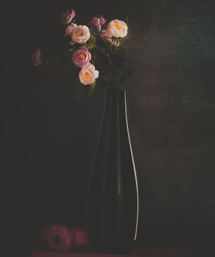 Stilleben med stemningsfulde blomster af Farid Kazamil