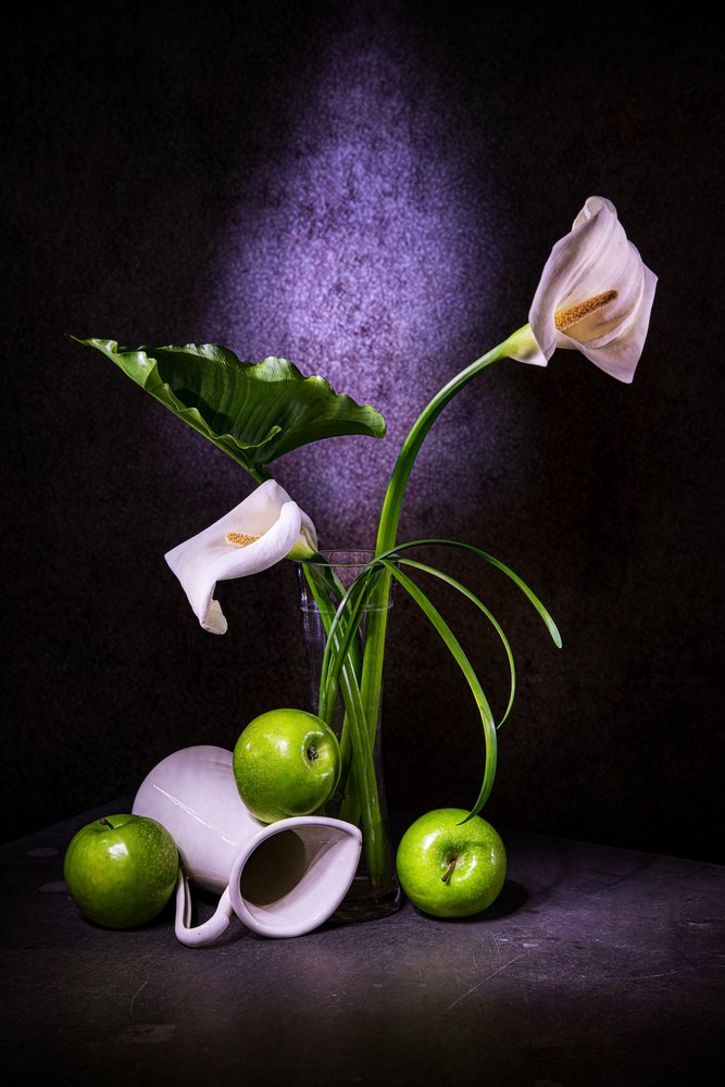 Elegante calla-liljer og grønne æbler af Felice Angelino