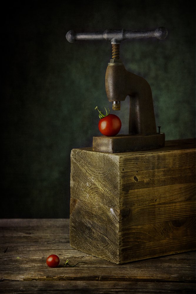 Stilleben med en gammeldags tomatpresse af Felice Angelino