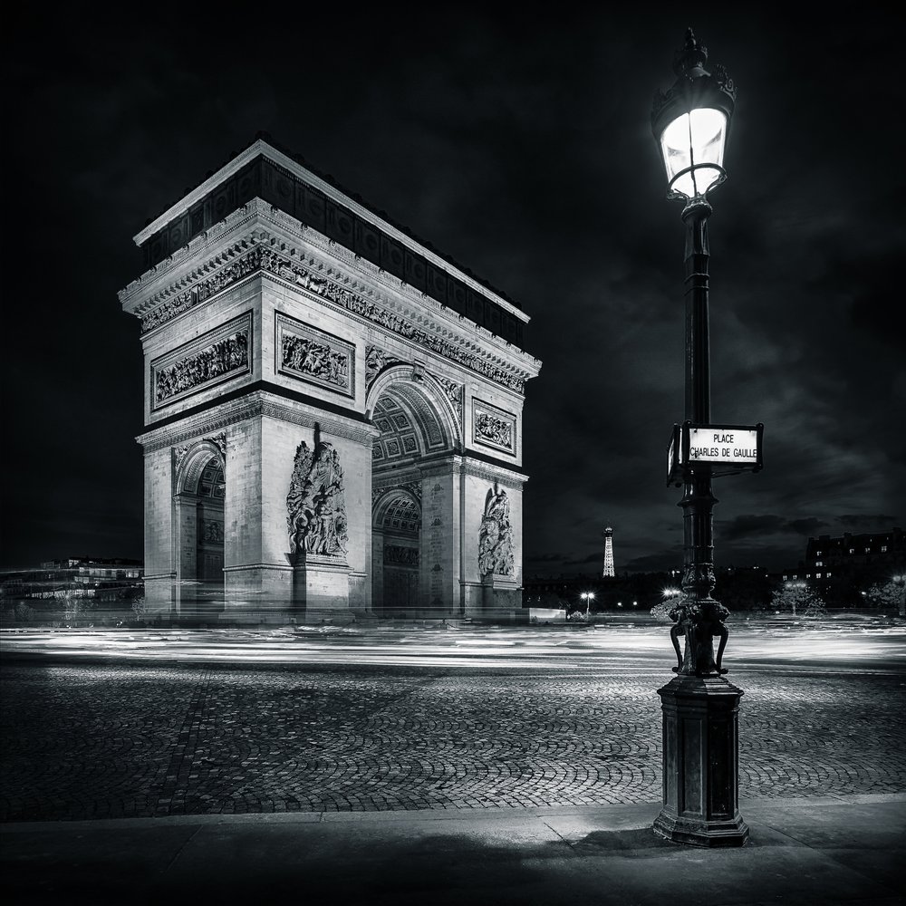 Triumfbuen ved Étoile i Paris i sort-hvid af Frédéric MONIN