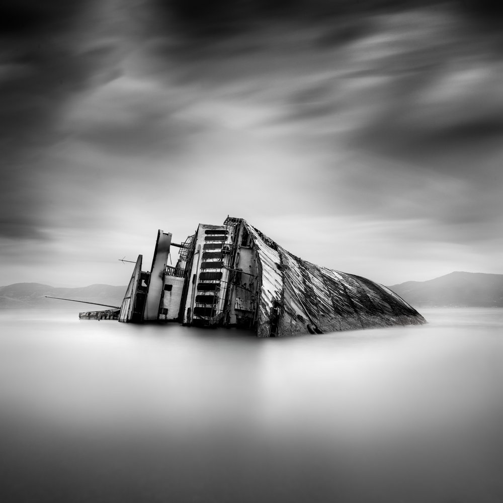Skibsvrag med lang eksponeringstid af George Digalakis