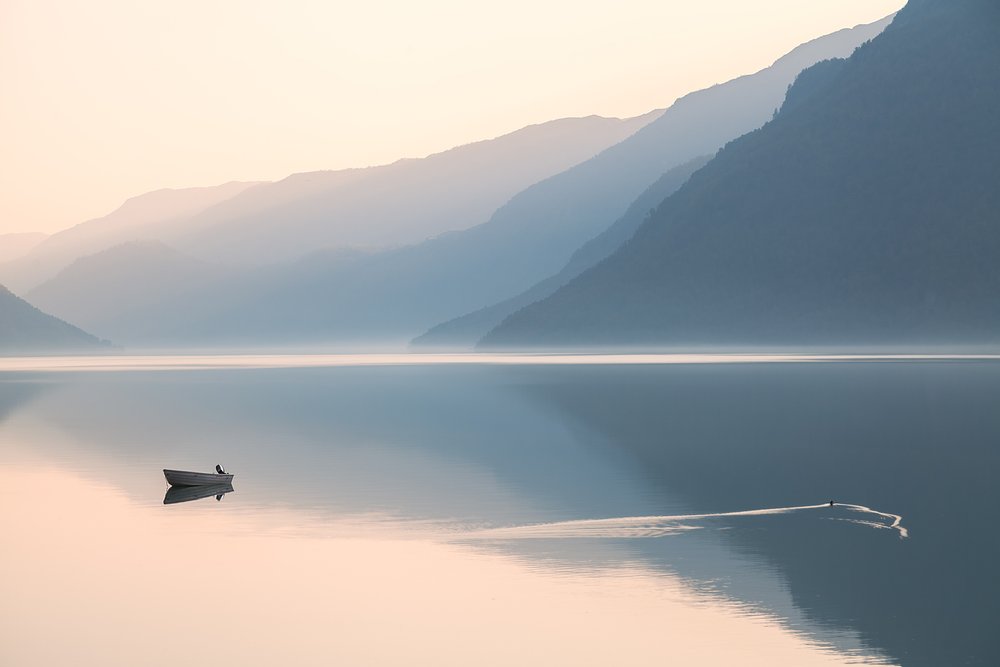Misty Mountain Lake af Gustav Davidsson