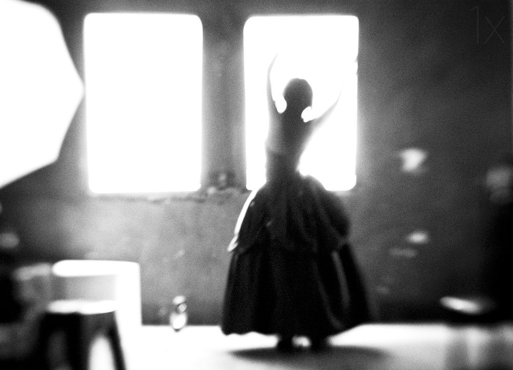 Elegant dansersilhuet af Hengki Lee