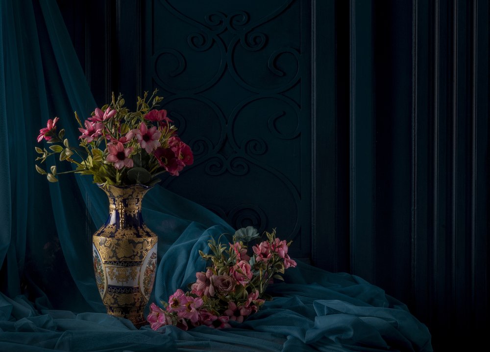 Elegante blomster i en guldvase af Homeira moazami