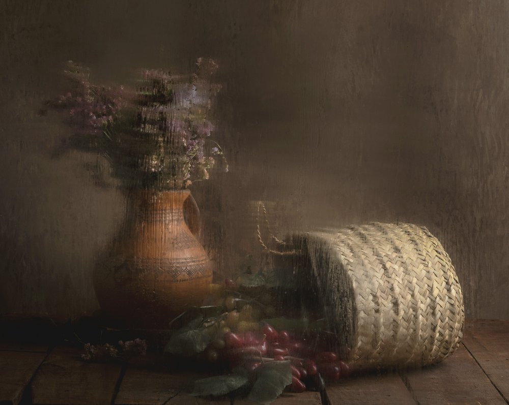 Landlige druer og blomster af Homeira moazami