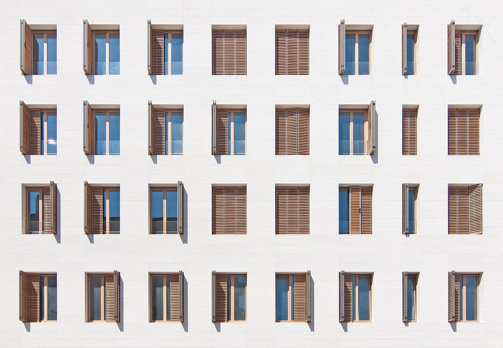 Geometrisk vinduesfacade af Igor Bakotic