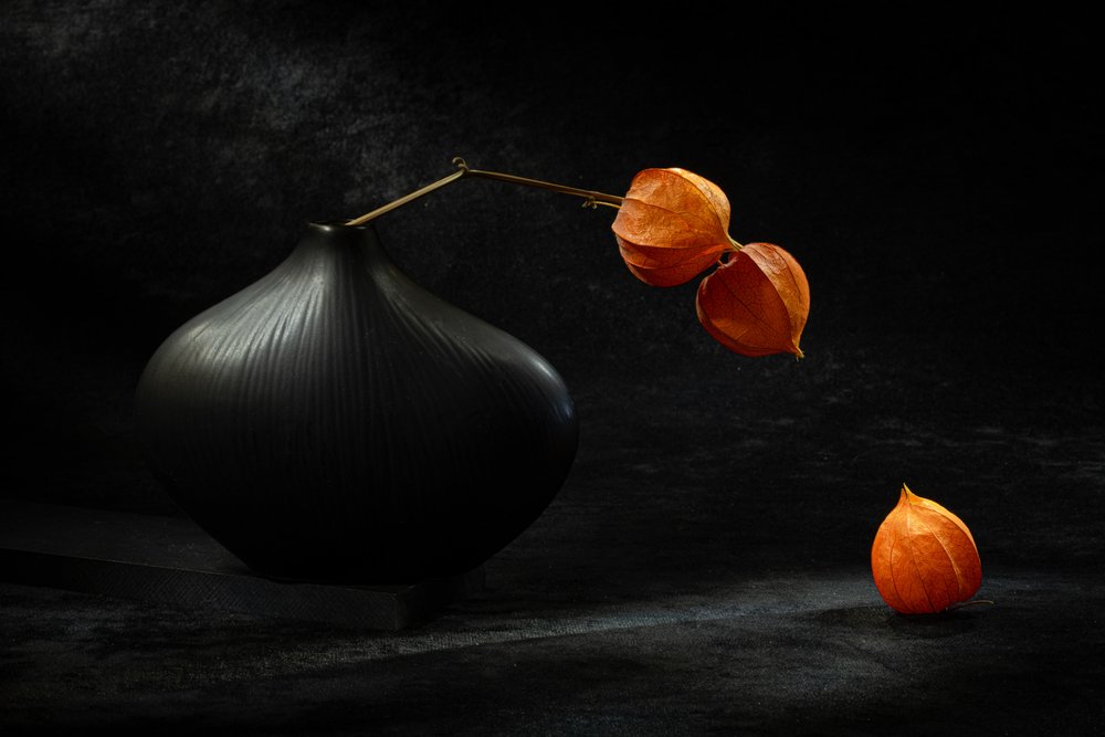 Sort vase, orange lanterner af Igor Kopcev