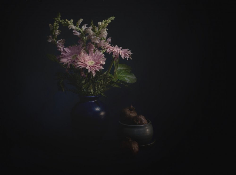Mørkt blomsterstilleben af John-Mei Zhong