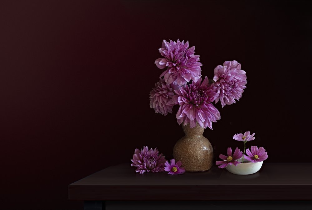 Stemningsfuld dahlia-buket af Juan Antonio Palacios