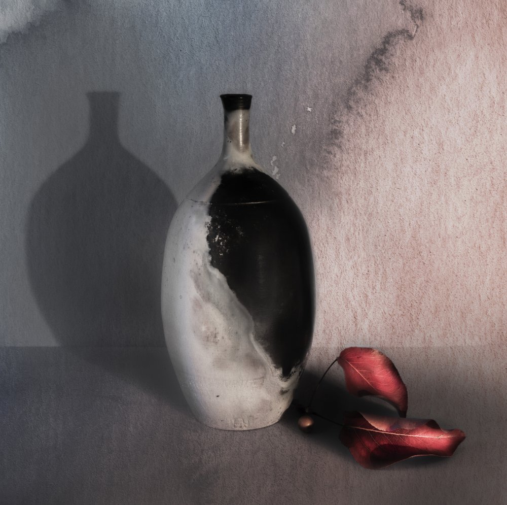 Sort vase med røde blade af Judy Tseng
