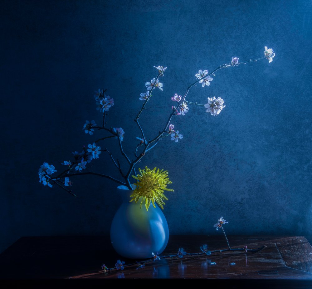 Blå blomster og vase af Judy Tseng