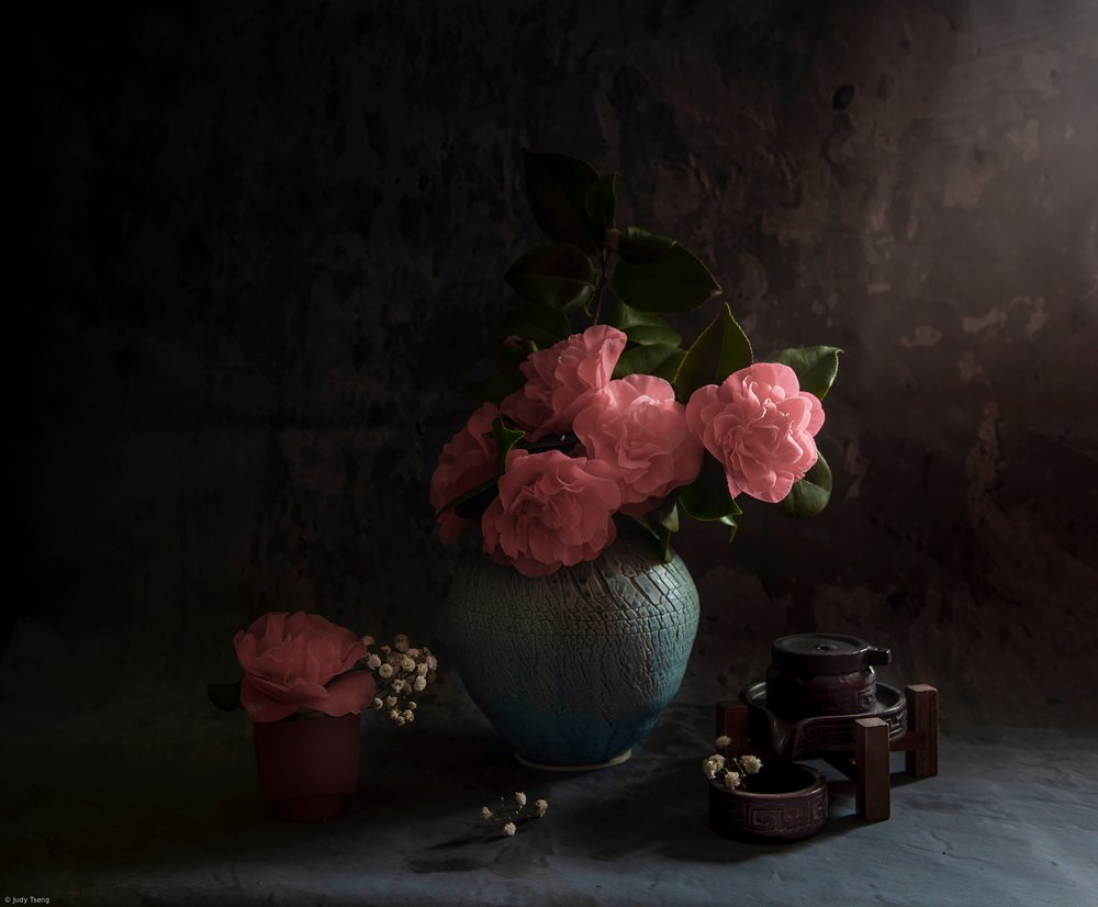 Stemningsfuldt kamelia-arrangement af Judy Tseng