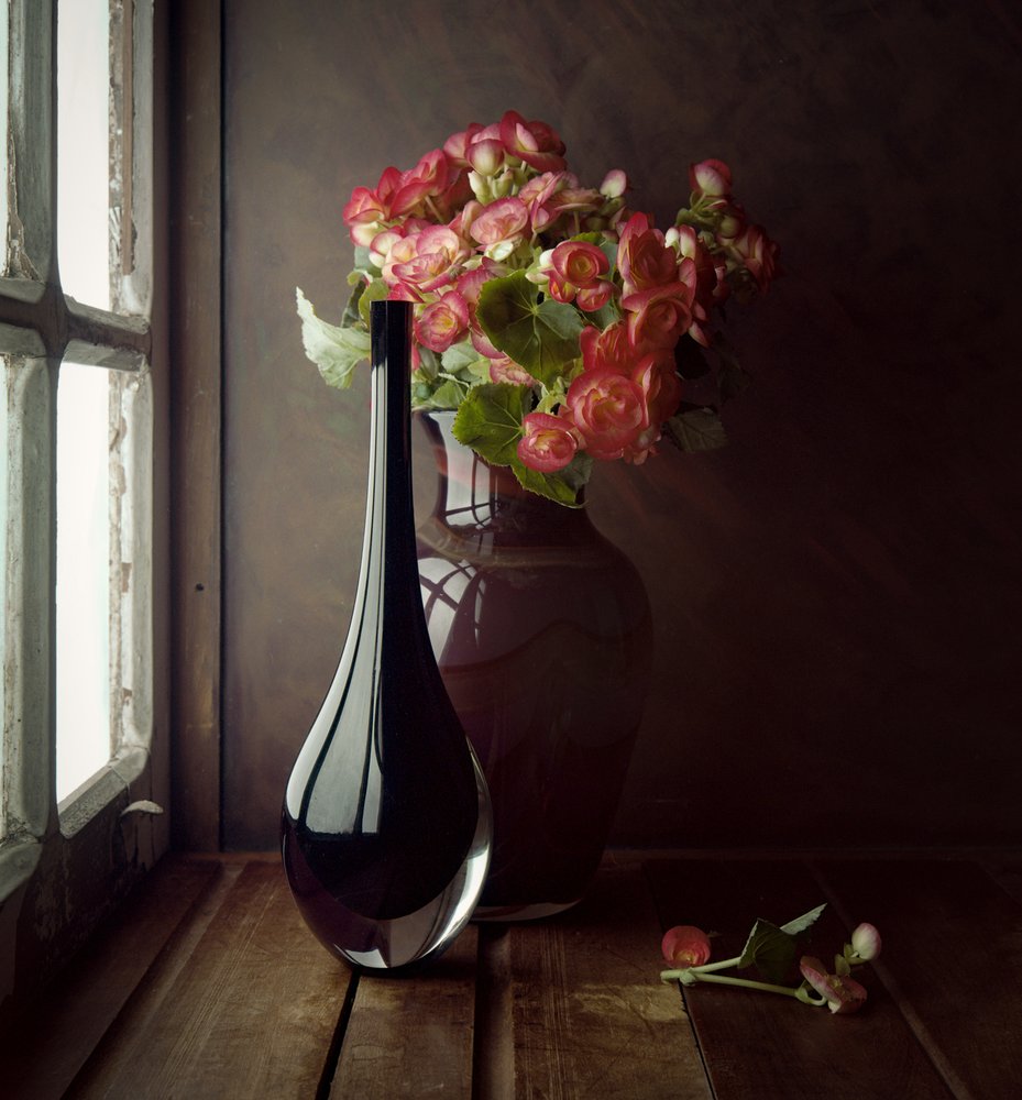 Vindueslampe med lyserøde blomster af Luiz Laercio