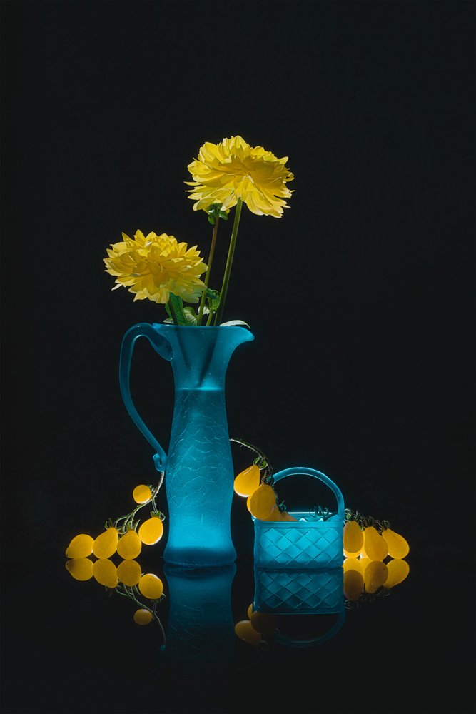 Blåt glas, gule blomster af Lydia Jacobs