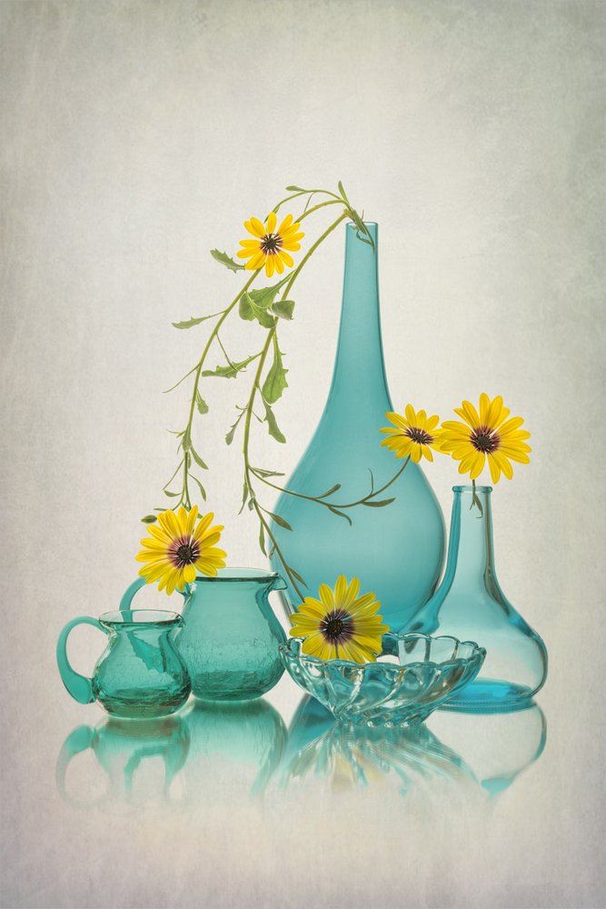 Blåt glas, gule blomster af Lydia Jacobs