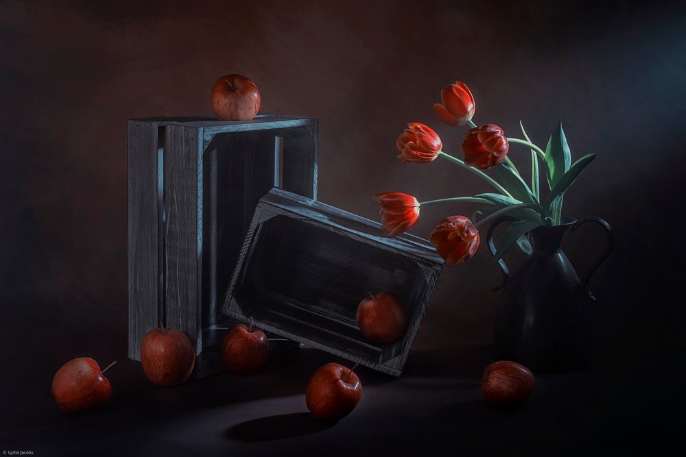 Mørkt blomster- og frugtstilleben af Lydia Jacobs