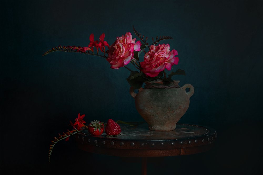 Mørkt blomsterstilleben af Lydia Jacobs