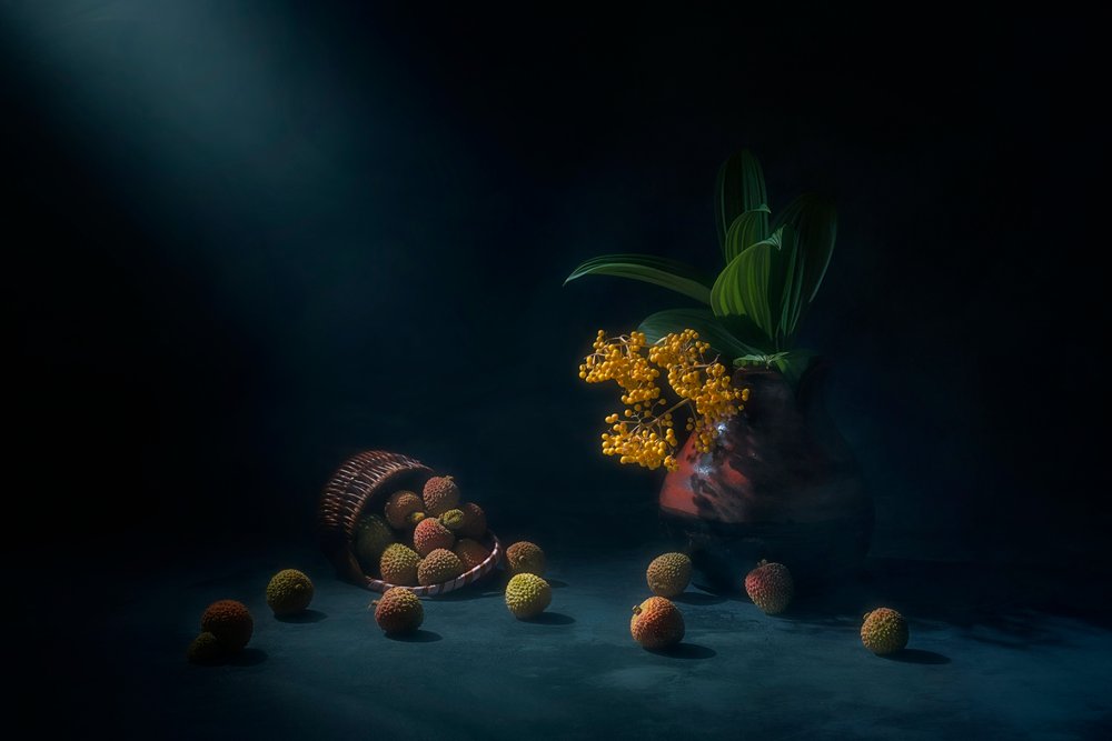 Dramatisk stilleben med litchi af Lydia Jacobs