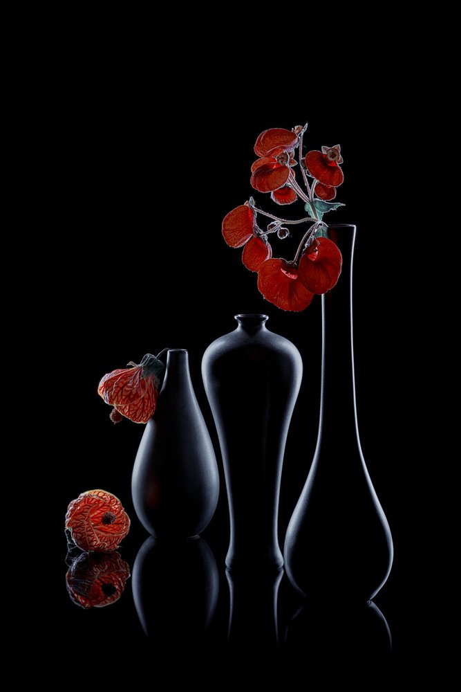 Elegant mørk blomsterdekoration af Lydia Jacobs