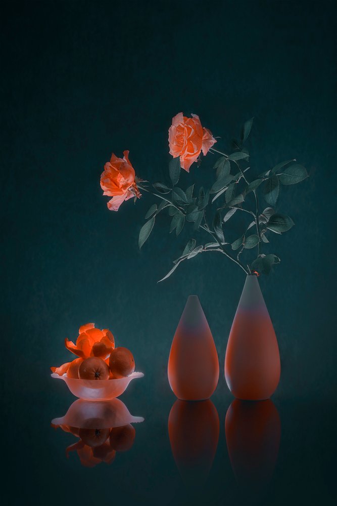 Elegant mørk blomsterprint af Lydia Jacobs