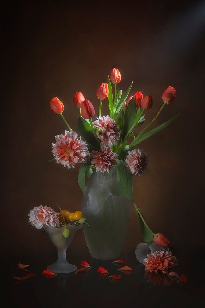 Elegant blomsterstilleben af Lydia Jacobs