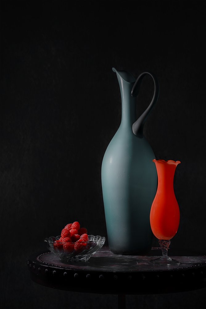 Elegante vaser og hindbær af Lydia Jacobs