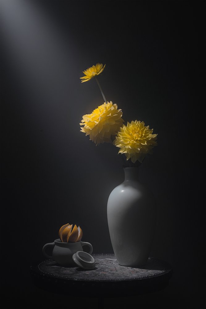 Stilleben med gyldne blomster af Lydia Jacobs