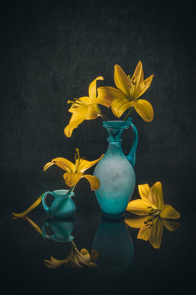 Golden Lilies-vaser i farven teal af Lydia Jacobs