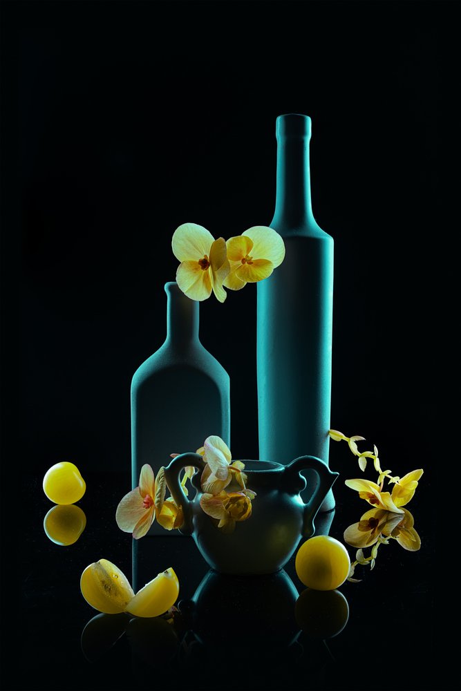 Golden Orchids – blågrønne flasker af Lydia Jacobs
