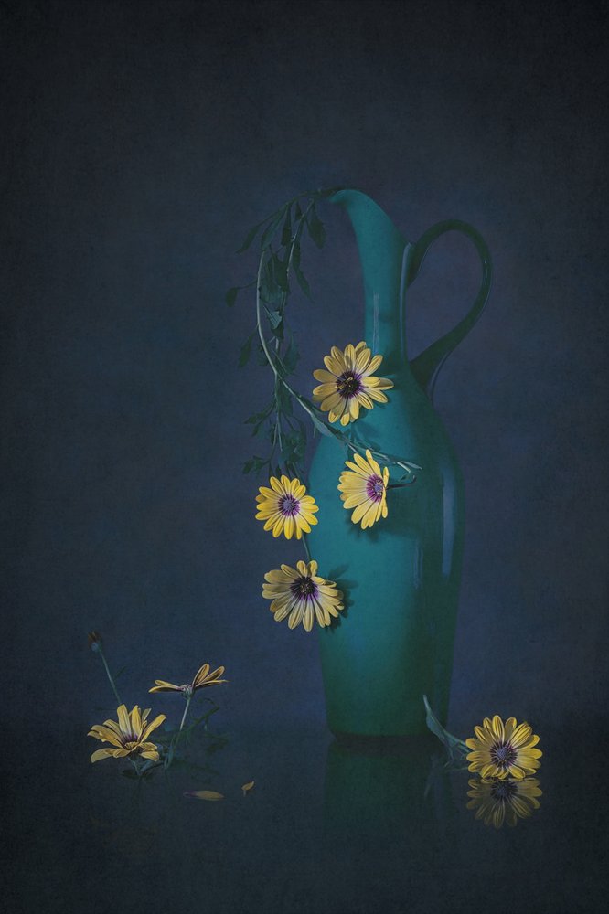 Stemningsfuldt blomsterstilleben af Lydia Jacobs