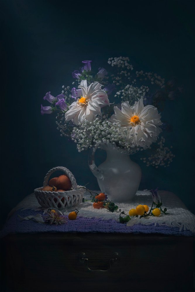 Stemningsfuldt blomsterstilleben af Lydia Jacobs