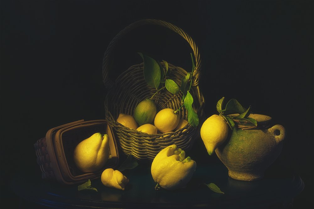 Stilleben med en dyster citron af Lydia Jacobs