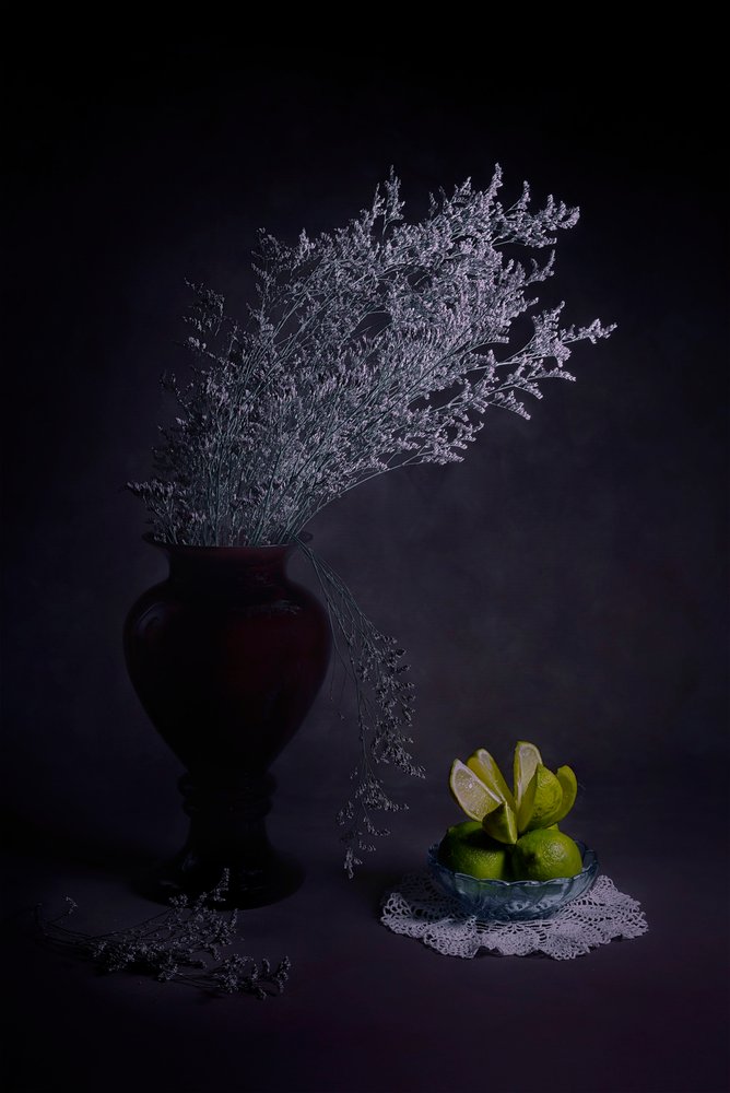 Stemningsfuld vase med limefrugter af Lydia Jacobs