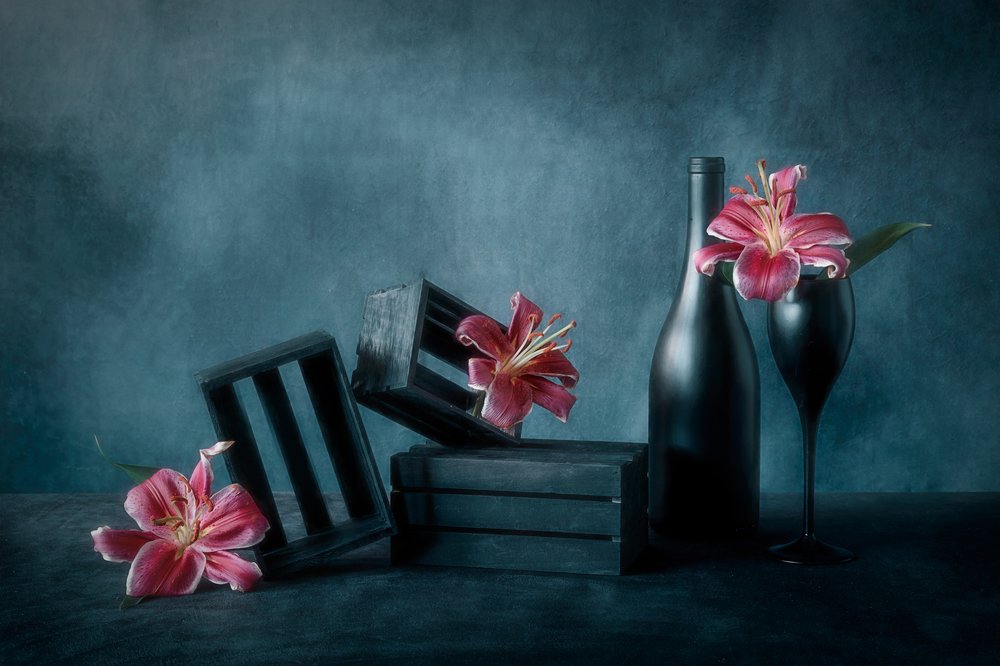 Moody Wine og Lilies af Lydia Jacobs